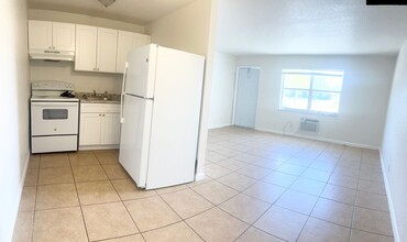 1520 W Blue Heron Blvd in Riviera Beach, FL - Foto de edificio - Building Photo