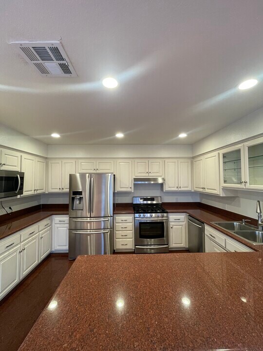 3962 Oakfield Dr in Los Angeles, CA - Building Photo