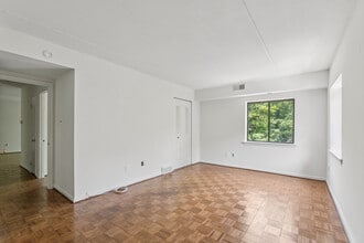 Woodbrook House Apartments in Newtown Square, PA - Foto de edificio - Building Photo