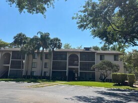 201 Foxtail Dr in Greenacres, FL - Building Photo