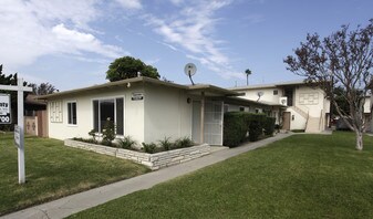 2105 W Ball Rd in Anaheim, CA - Building Photo