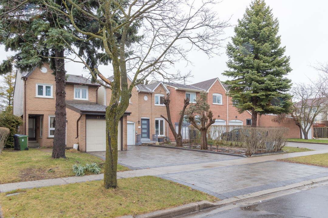 15 Campania Cres in Toronto, ON - Building Photo