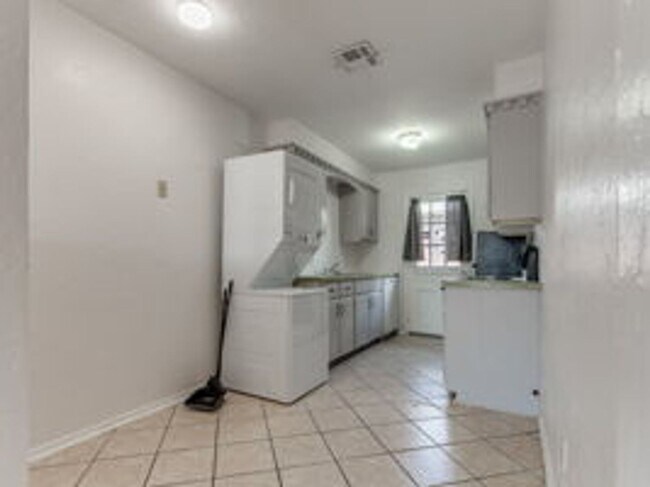 7123 NW 16th St in Bethany, OK - Foto de edificio - Building Photo