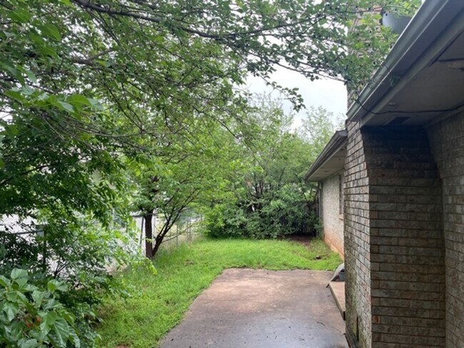 1021 Crown Dr in Edmond, OK - Building Photo - Building Photo