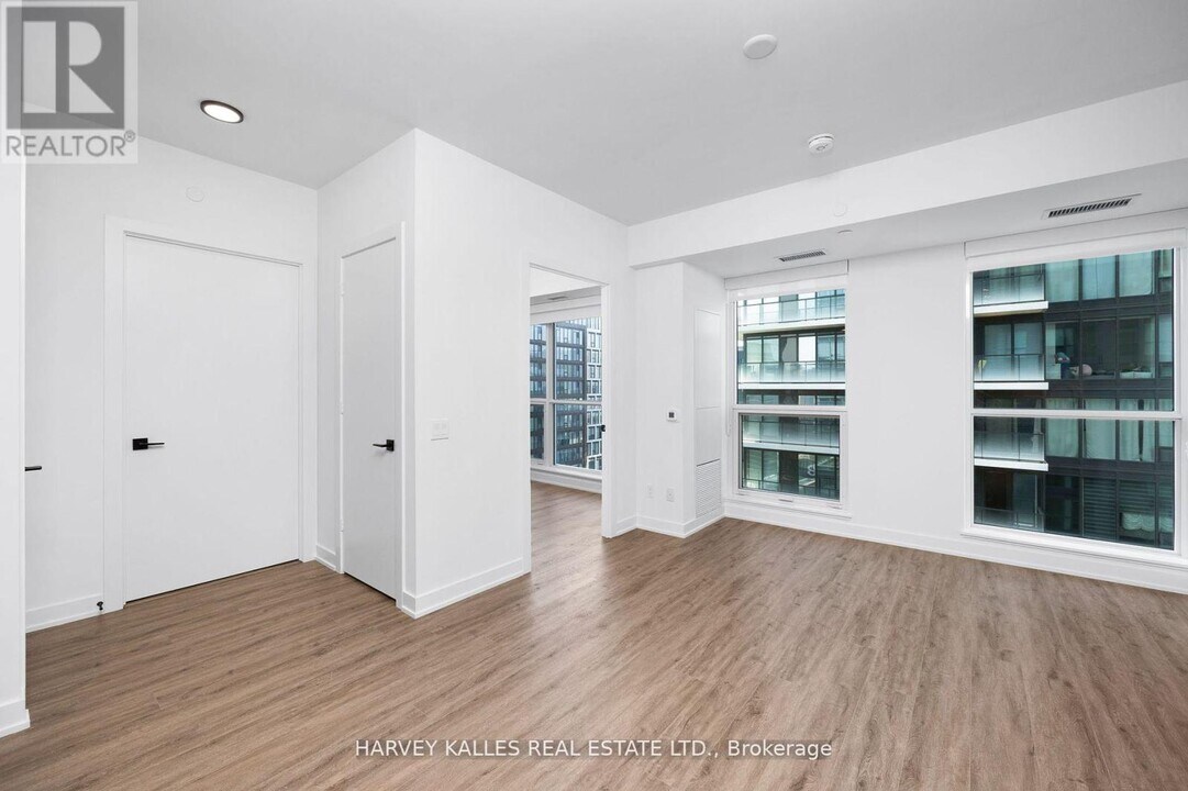 327-4327 King St W in Toronto, ON - Building Photo