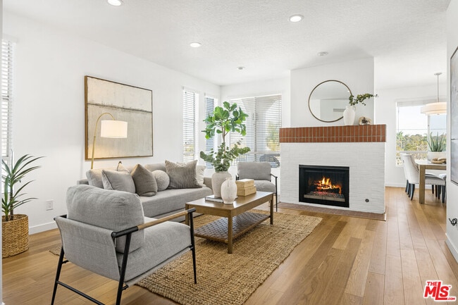 4643 E 4th St in Long Beach, CA - Building Photo - Building Photo