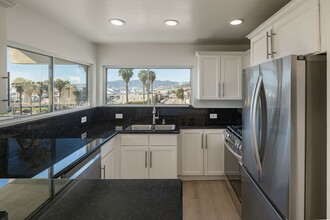 1649 Appian Way in Santa Monica, CA - Building Photo - Building Photo