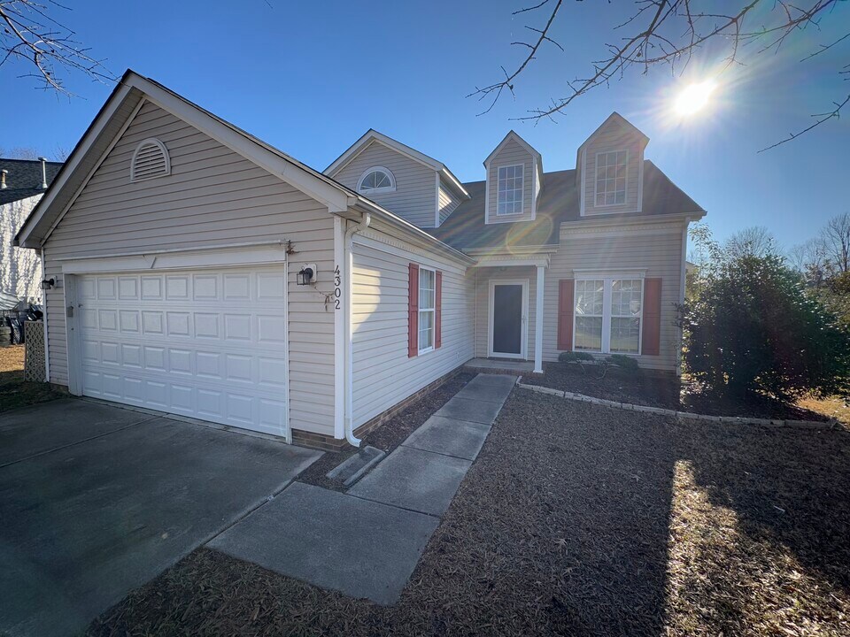 4302 Bubbling Brook Ct in Charlotte, NC - Foto de edificio