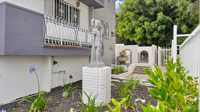 Oxford Apartments in Los Angeles, CA - Building Photo - Building Photo