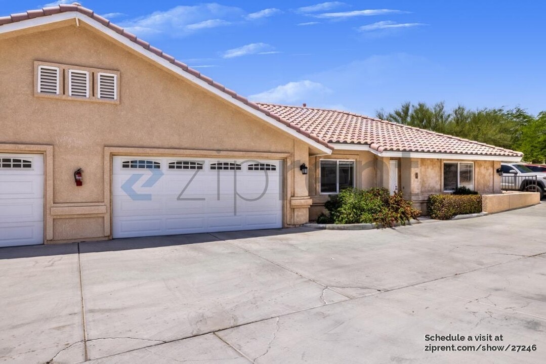 16201 Viho Rd in Apple Valley, CA - Building Photo