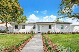7235 SW 39th St in Miami, FL - Building Photo - Building Photo