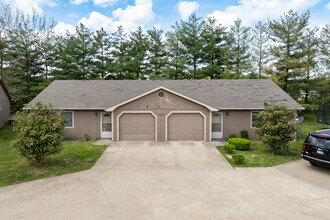 Pine Shores Rentals in Carbondale, IL - Foto de edificio - Building Photo