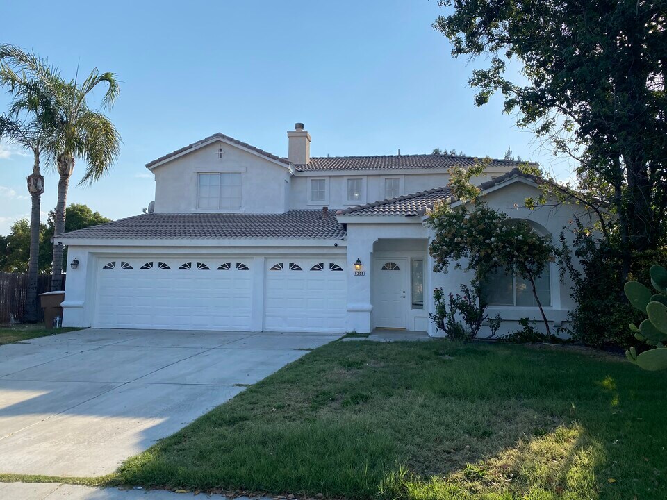 6209 Indian Peaks Ave in Bakersfield, CA - Building Photo