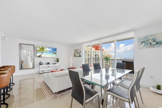 1200 Brickell Bay Dr in Miami, FL - Building Photo - Building Photo