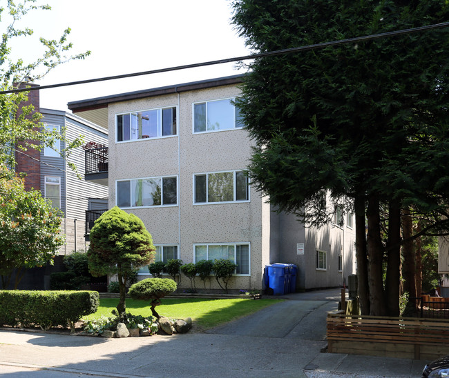 2154 W 6th Ave in Vancouver, BC - Building Photo - Primary Photo