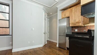 330 E 35th St in New York, NY - Building Photo - Building Photo