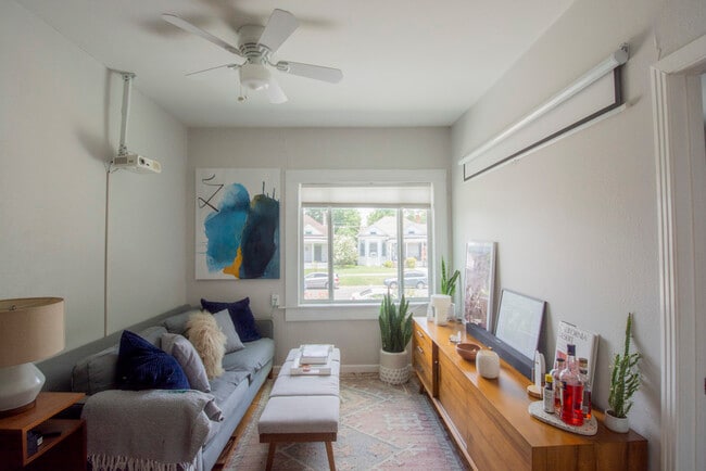 property at 812 W Russell Pl