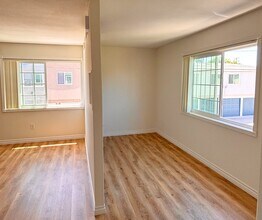 985 Valencia St, Unit Unit 4 in Costa Mesa, CA - Building Photo - Building Photo