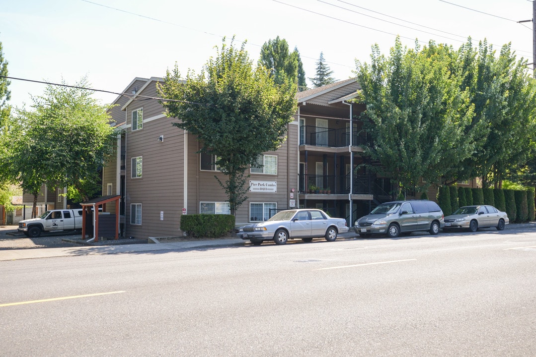 Pier Park Condominiums in Portland, OR - Foto de edificio