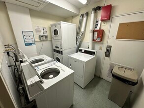 142 Kenrick St, Unit #7 in Boston, MA - Foto de edificio - Building Photo