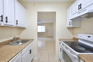 10016 Twin Lakes Dr in Coral Springs, FL - Building Photo