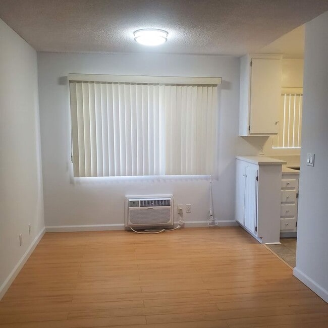 2212 S Bentley Ave