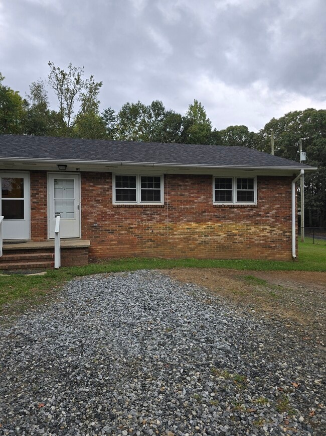1410 Old Furnace Rd, Unit Duplex Right Side