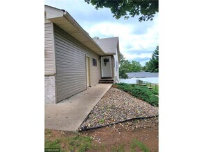 832 Laurel Ave-Unit -Lower in Hudson, WI - Building Photo - Building Photo