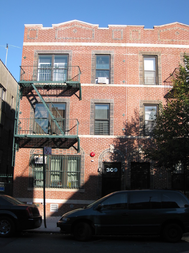 309 Schaefer St in Brooklyn, NY - Building Photo - Building Photo