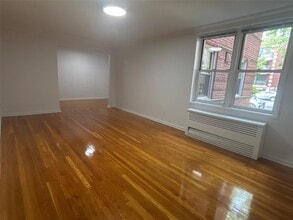 50 S Middle Neck Rd in Great Neck, NY - Building Photo - Building Photo