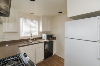 221 44th St in Manhattan Beach, CA - Building Photo - Building Photo