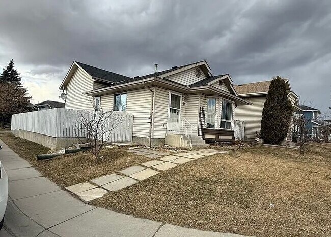 88 Martinwood Way NE in Calgary, AB - Building Photo - Building Photo