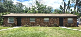 901 S Taylor Rd in Seffner, FL - Building Photo