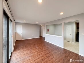 3908 Birchwood Ct in North Brunswick, NJ - Foto de edificio - Building Photo