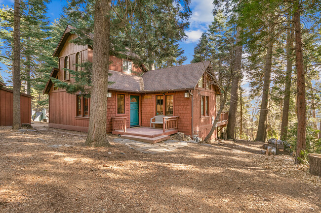 27949 Squirrel Ln in Lake Arrowhead, CA - Building Photo - Building Photo