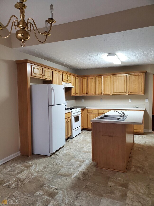9555 Lakeview Cir in Union City, GA - Building Photo - Building Photo