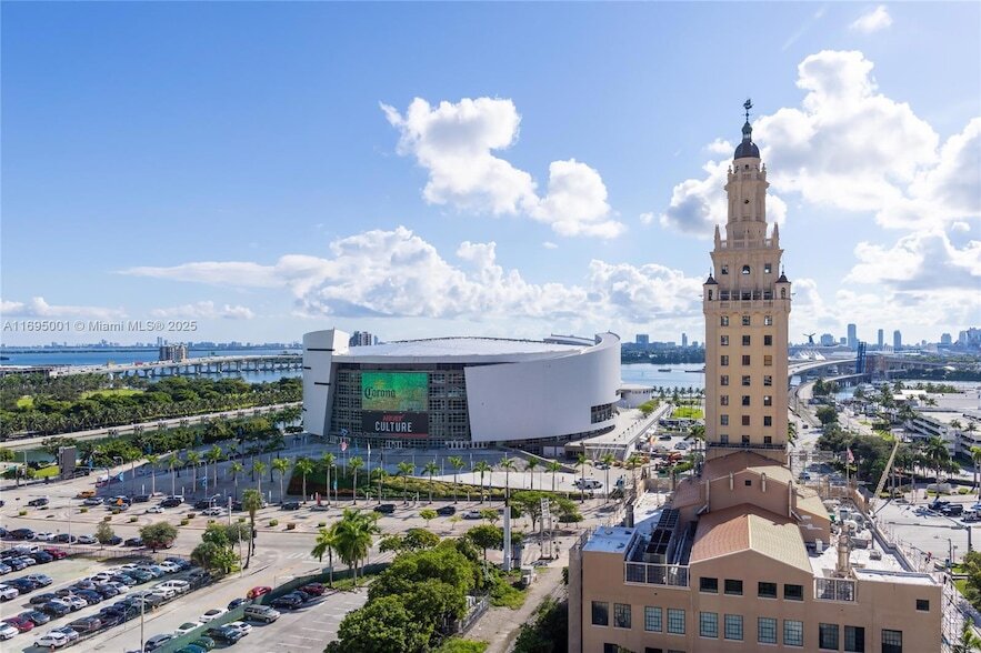 159 NE 6th St, Unit 3808 in Miami, FL - Building Photo