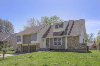 1008 NW Roanoke Dr in Blue Springs, MO - Building Photo - Building Photo