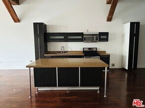 652 Mateo St in Los Angeles, CA - Building Photo - Building Photo