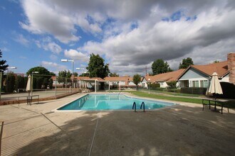 40 Dearborn Cir in Redlands, CA - Building Photo - Building Photo