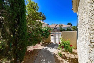 7733 Arnold Palmer Way in Las Vegas, NV - Foto de edificio - Building Photo