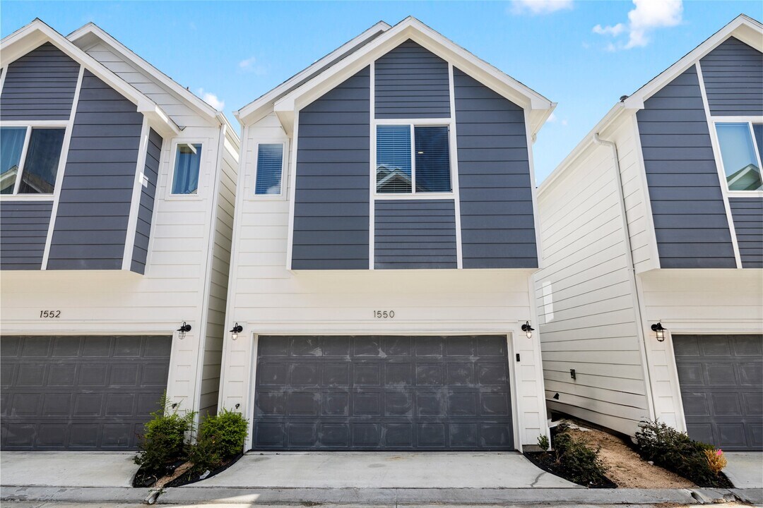 1550 W Tidwell Rd in Houston, TX - Building Photo