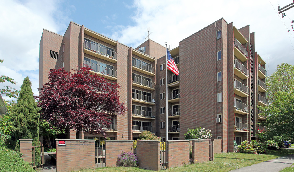 West Town View Apartments in Seattle, WA - Building Photo