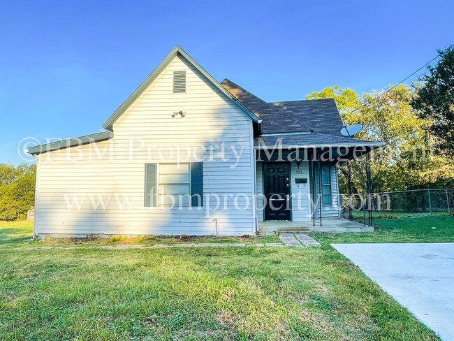 property at 906 W Knox St