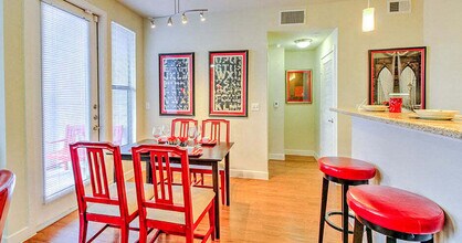8800 Lakes at 610 Dr in Houston, TX - Building Photo - Building Photo