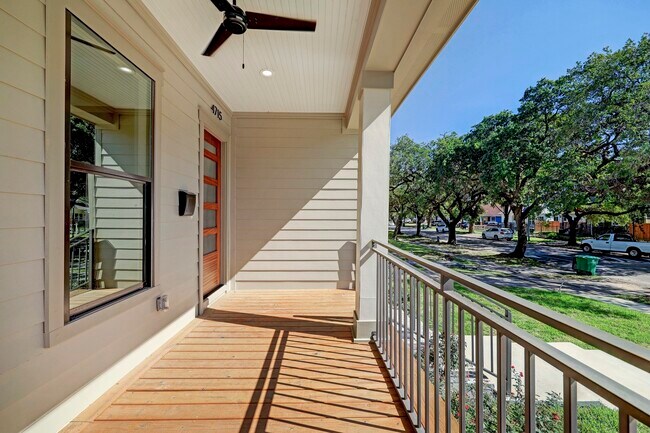 4715 McKinney St in Houston, TX - Foto de edificio - Building Photo