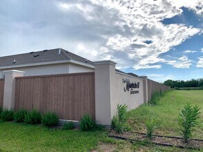 2020 Summerland Ln, Unit 3 in Edinburg, TX - Building Photo - Building Photo