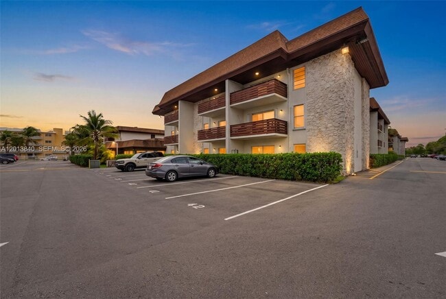7477 SW 82nd St in Miami, FL - Building Photo - Building Photo