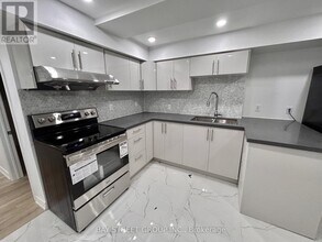 6 Creekwood Dr in Toronto, ON - Building Photo - Building Photo