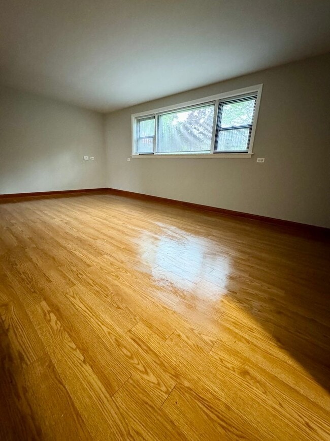 property at 5356 N Forest Glen Ave
